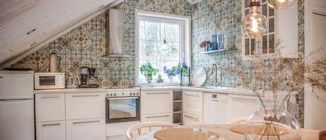 Fridge, stovetop, dishwasher, coffee/tea maker