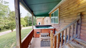 Outdoor spa tub - Pet Friendly Log Cabin with hot tub on 7 acres near Hocking Hills Old Mans Cave (Nelsonville)