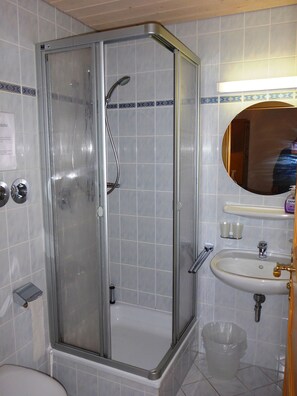 Douche, sèche-cheveux, serviettes fournies