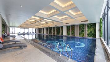 Innendørsbasseng og utendørsbasseng