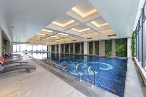 Indoor pool, outdoor pool - Country Garden Phoenix Tonghu Hotel (Huizhou)