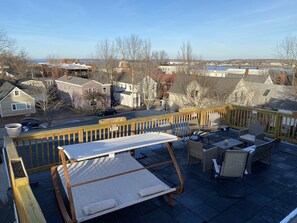 Outdoor dining - Fabulous studio apartment with roof deck (Portland)