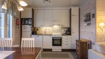 Frigorifero, microonde, lavastoviglie, pentole/stoviglie/utensili