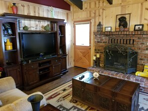 TV, fireplace, DVD player - Quiet Lake Tahoe vacation home. Nestled in the heart of Meyers. (South Lake Tahoe)