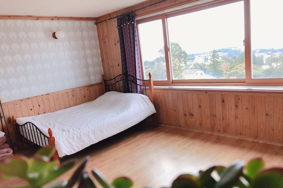 Quarto casal (#202) | Cortinas blackout, quartos à prova de som, Wi-Fi de cortesia