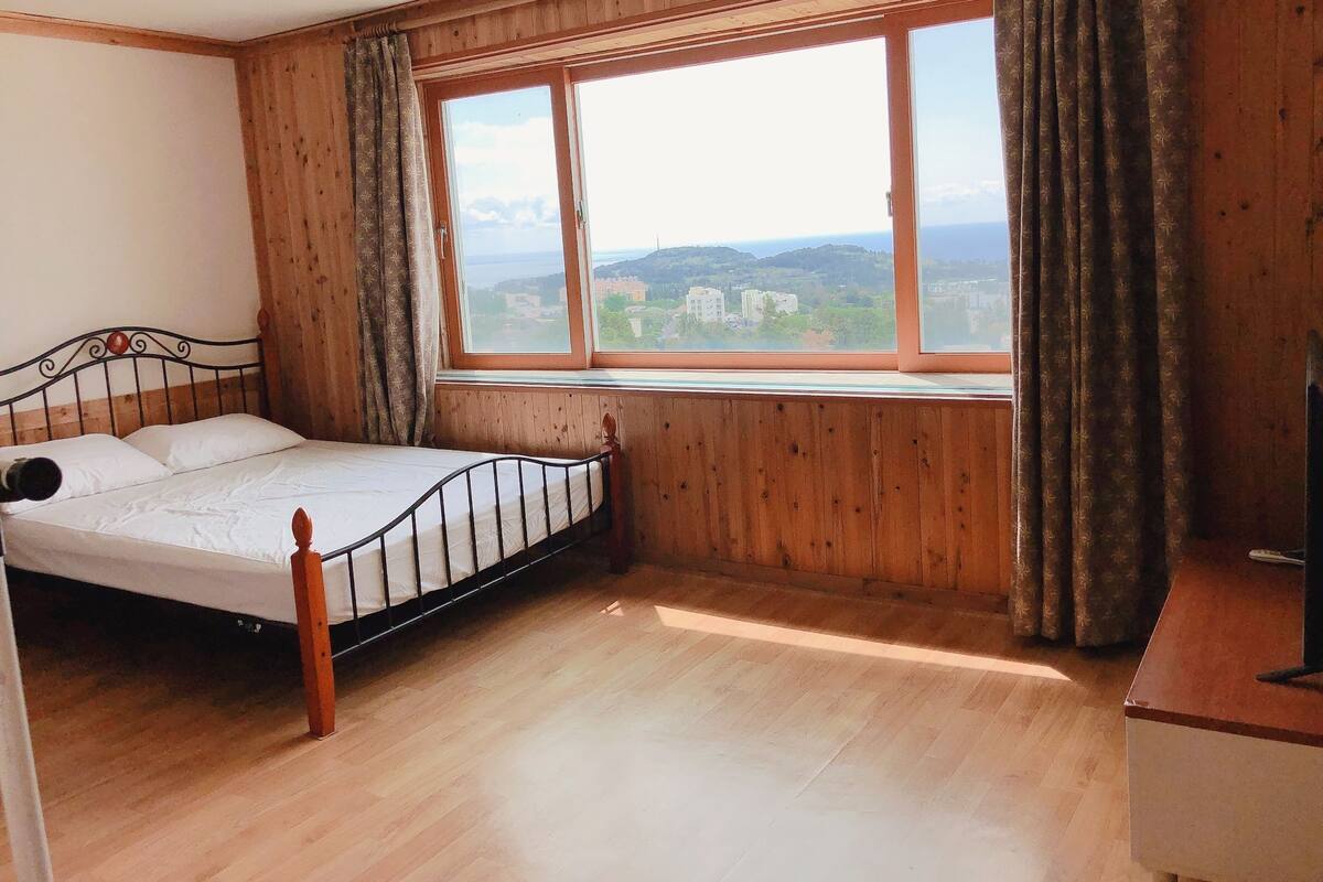 Quarto básico, para não fumantes, vista para o oceano (#302) | Cortinas blackout, quartos à prova de som, Wi-Fi de cortesia