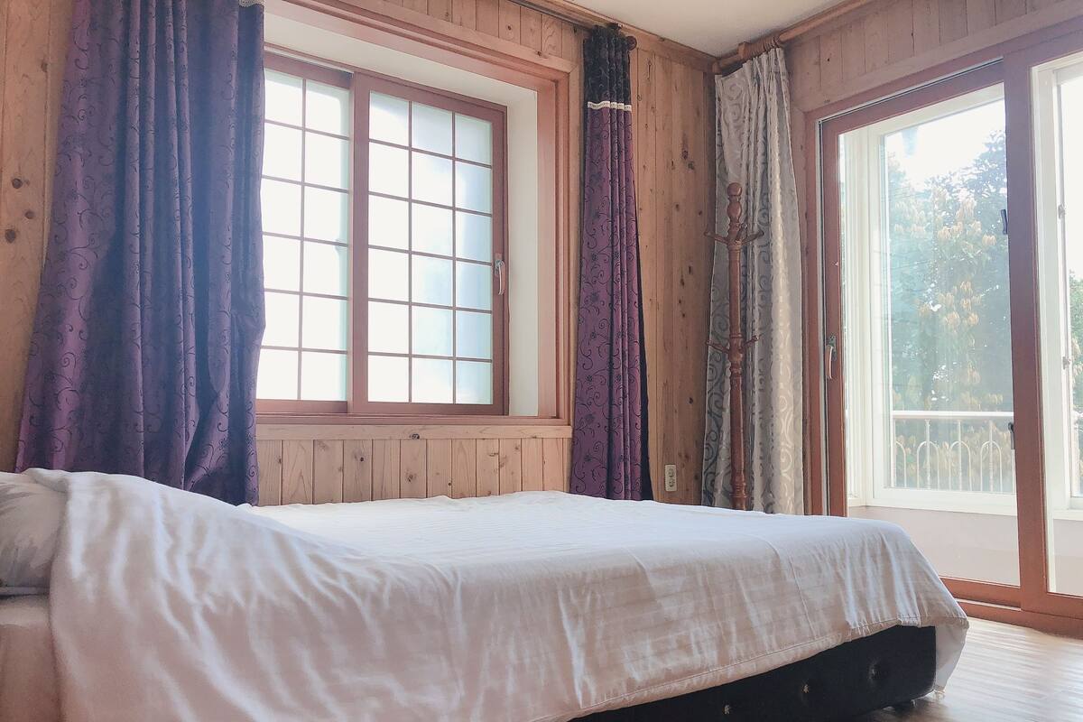 Cortinas blackout, quartos à prova de som, Wi-Fi de cortesia