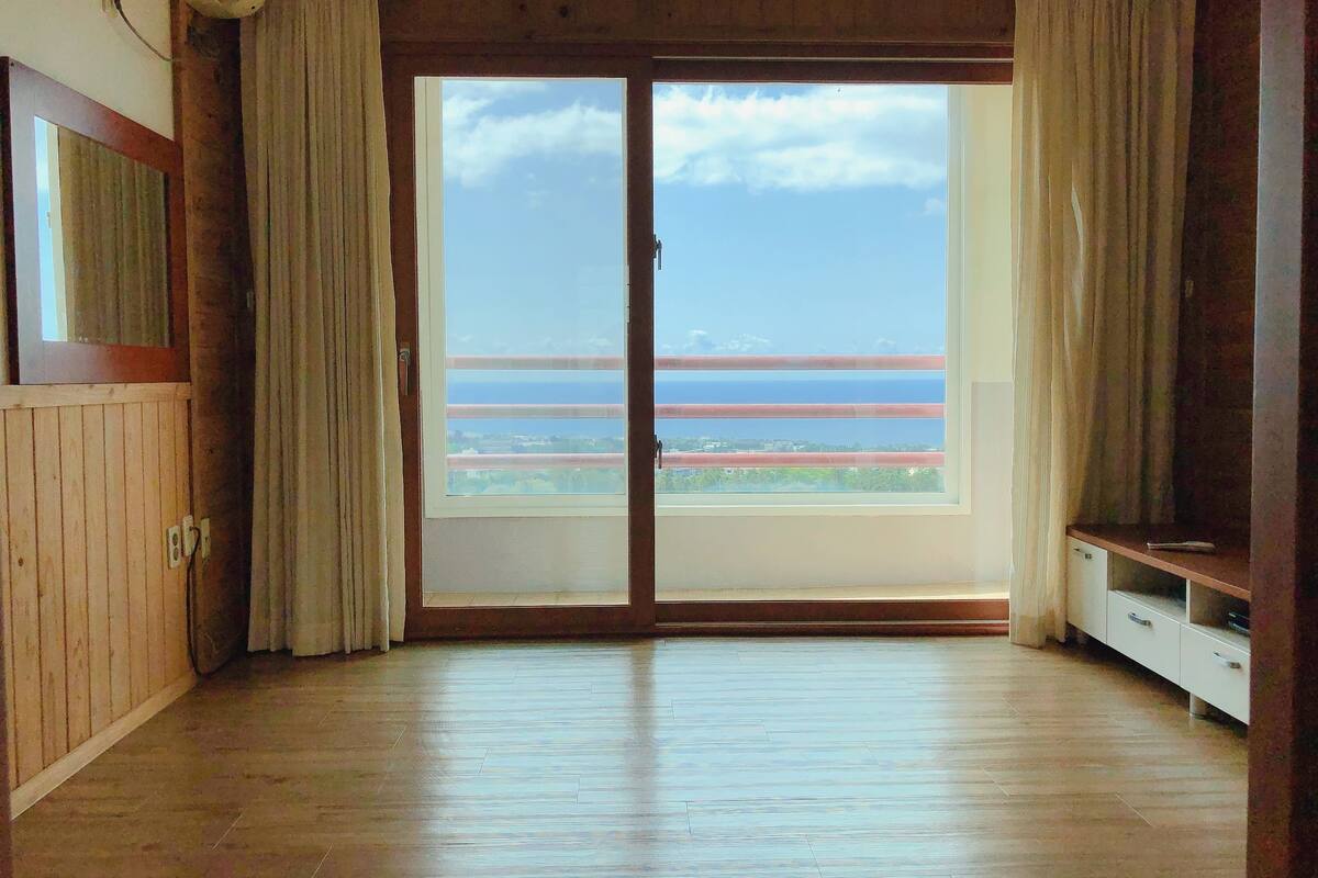 Condo família, 2 quartos, para não fumantes, vista para o mar (#301) | Sala de estar | TV, pisos aquecidos