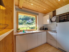 Refrigerador, microondas, lavavajillas y utensilios de cocina 