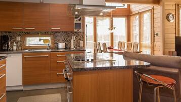 Jääkaappi, mikroaaltouuni, astianpesukone