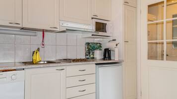 Refrigerador, microondas, lavavajillas, utensilios de cocina