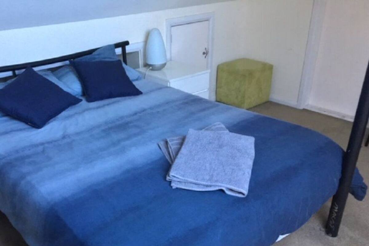Upstairs Attic Queen Room | Tabla de planchar con plancha, wifi gratis y ropa de cama