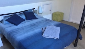 Upstairs Attic Queen Room | Ferro/asse da stiro, Wi-Fi gratuito, lenzuola