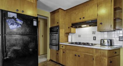 Quiet suburban home 10 minutes from airport/25 min from Niagara Falls