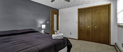 3 室のベッドルーム、アイロン / アイロン台、WiFi (無料)、ベッドシーツ