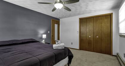 Quiet suburban home 10 minutes from airport/25 min from Niagara Falls