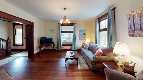 TV connectée, lecteur de DVD, livres, vidéothèque