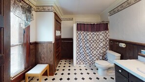 Ensemble douche/baignoire, serviettes fournies, papier toilette