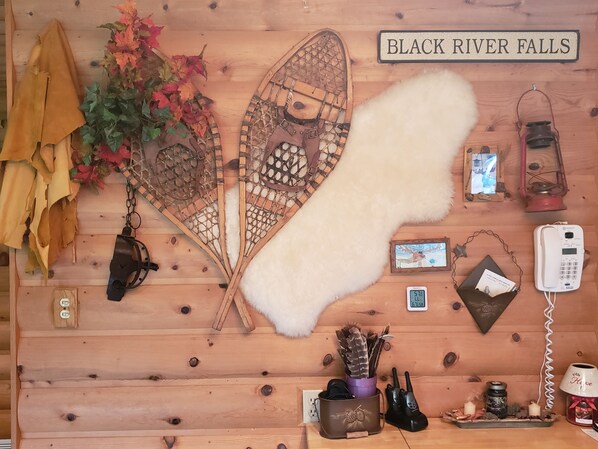 Pared de madera con un letrero que dice 'BLACK RIVER FALLS'.