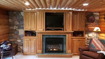 Televisio, takka, DVD-soitin, kirjoja