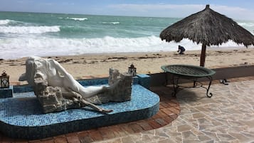 Plage, chaises longues, serviettes de plage