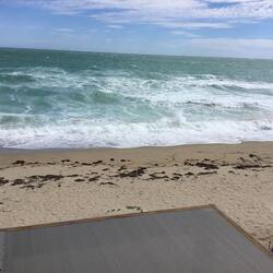 Accommodatie ligt op het strand, ligstoelen, strandlakens