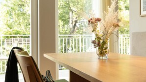 Una mesa de madera con un florero de flores secas.
