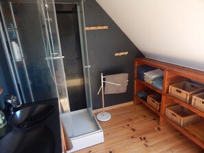 Duschwanne, Haartrockner, Handtücher, Seife