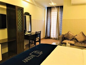 Habitación Deluxe, 1 cama matrimonial, vista a la ciudad | 1 habitación, ropa de cama de alta calidad, camas extra y wifi gratis 
