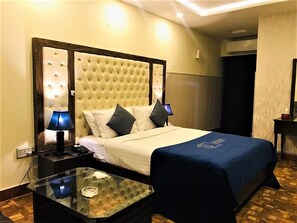 1 bedroom, premium bedding, rollaway beds, free WiFi - Roomy ISB Atlas (Islamabad)