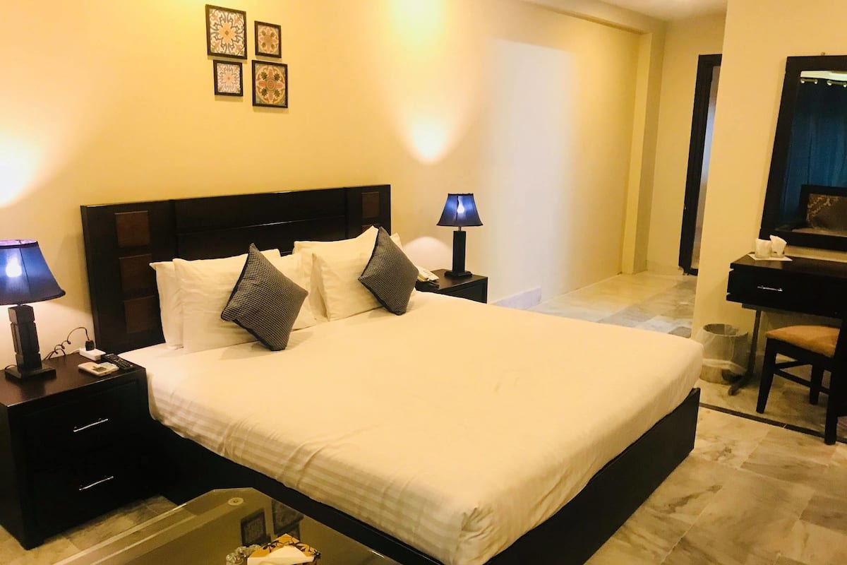 Standard Room, 1 Double Bed | 1 bedroom, premium bedding, rollaway beds, free WiFi