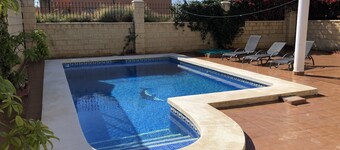 Family Villa & Private Pool Sleeps 6/8. 15 mins walk to town and beach