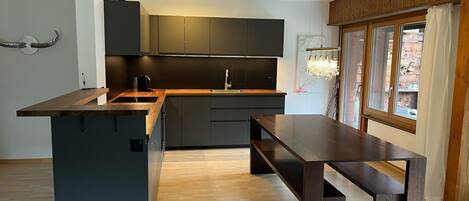 Kjøleskap, oppvaskmaskin og kjøkkenutstyr