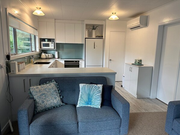 Fridge, microwave, oven, stovetop - Kinloch - On the Lake's Doorstep (Acacia Bay)