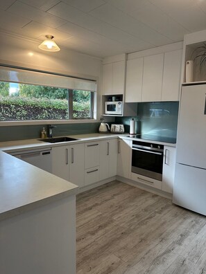 Fridge, microwave, oven, stovetop - Kinloch - On the Lake's Doorstep (Acacia Bay)