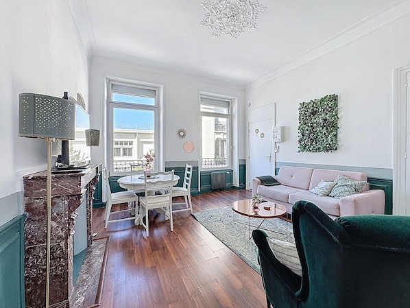 Lägenhet Classic - utsikt mot staden | Vardagsrum | 60-centimeters platt-tv med digitalkanaler och tv