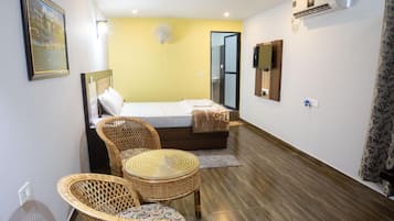 1 Schlafzimmer, individuell eingerichtet, Schreibtisch