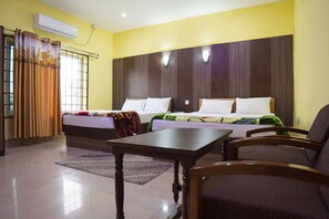 Rom – deluxe, 2 queensize-senger, hageutsikt | Individuelt innredet, skrivebord og skrivebord for bærbar PC