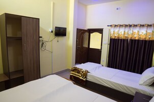 Comfort Double Room, Multiple Beds | Individually furnished, desk, laptop workspace, free WiFi