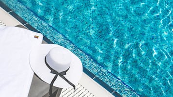 Piscine extérieure, cabanons gratuits, parasols de plage