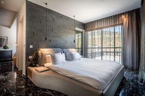 Presidentiële suite | Een minibar, een kluis op de kamer, een bureau, gratis wifi