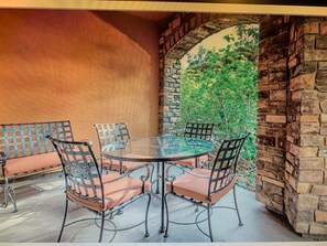 Outdoor dining - Memorable 3 Nights in Napa 1 bd suite-10% (Napa)