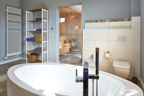 Baignoire, séchoir à cheveux, bidet, serviettes fournies