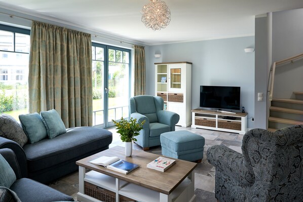 Téléviseur connecté, foyer, lecteur de DVD, livres