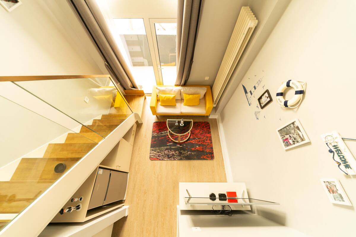 Elite-Loft, 1 Schlafzimmer | Wohnzimmer | 51-Zoll-Smart-TV mit Digitalempfang, Fernseher