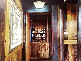 家庭房 | 防过敏的被褥、  客房内保险箱、特色装修、办公桌