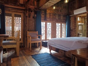 Habitación doble tradicional | Ropa de cama hipoalergénica y caja de seguridad en la habitación 