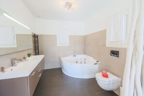 Badewanne, Haartrockner, Handtücher