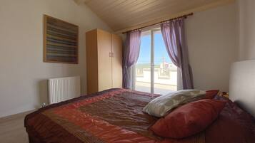 3 bedrooms, in-room safe, iron/ironing board, travel crib