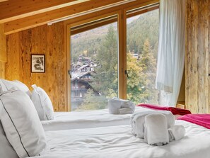 6 bedrooms, desk, WiFi